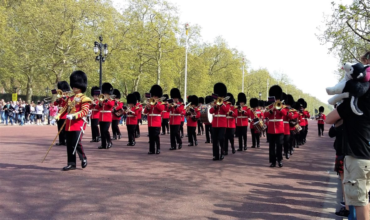 buckingham palace changing of the guards